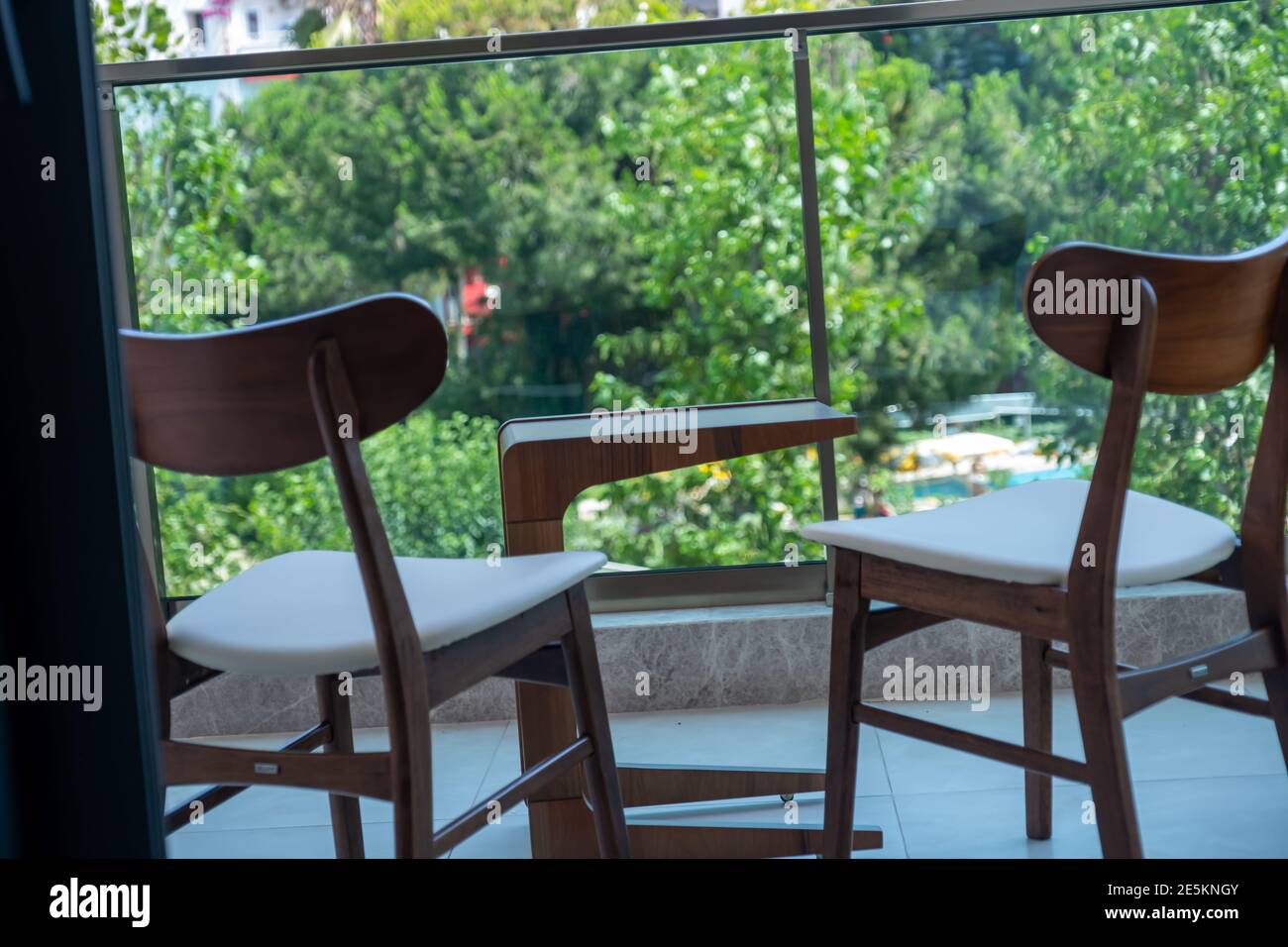 Zwei Stühle auf dem Balkon Stockfoto