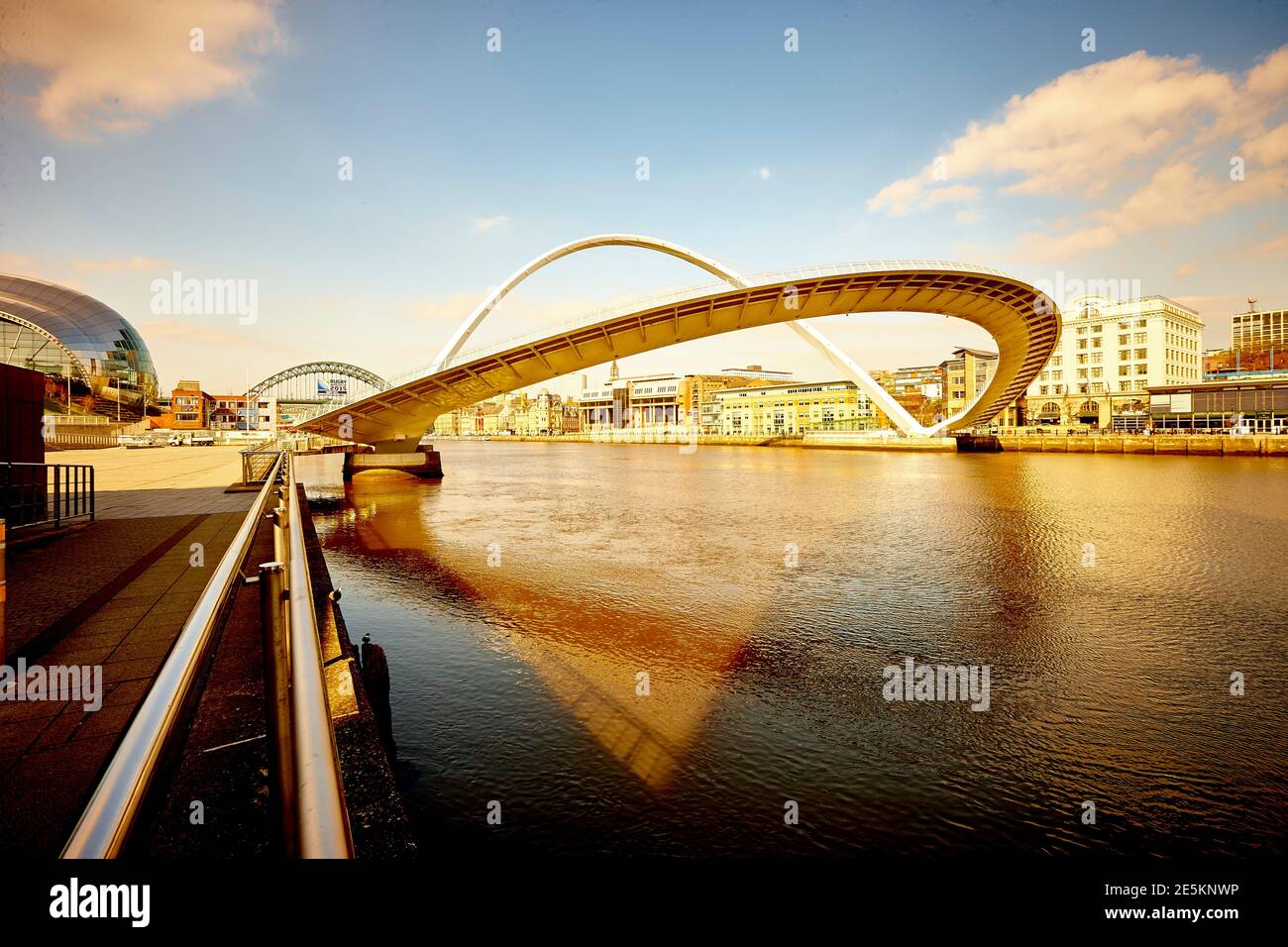 Gateshead Millennium Bridge am Fluss Tyne in Gateshead, Tyneside, North East, Großbritannien Stockfoto