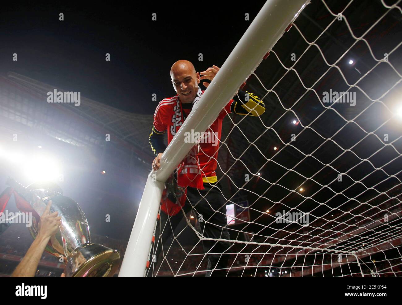 Benfica Torhuter Paulo Lopes Wartet Den Portugiesische Premier League Trophae Titel Mit Benfica Trainer Jorge Jesus Zu Empfangen Nach Dem Sieg Gegen Olhanense Luz Stadion In Lissabon 20 April 2014 Reuters Hugo Correia Portugal