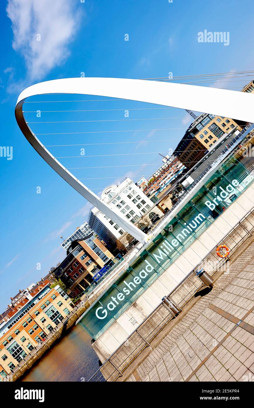 Gateshead Millennium Bridge am Fluss Tyne in Gateshead, Tyneside, North East, Großbritannien Stockfoto