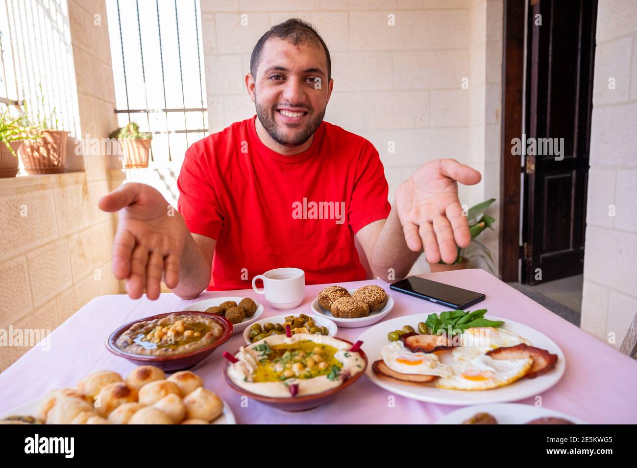 Der muslimische Mann begrüßt andere, um sich ihm anzuschließen Stockfoto