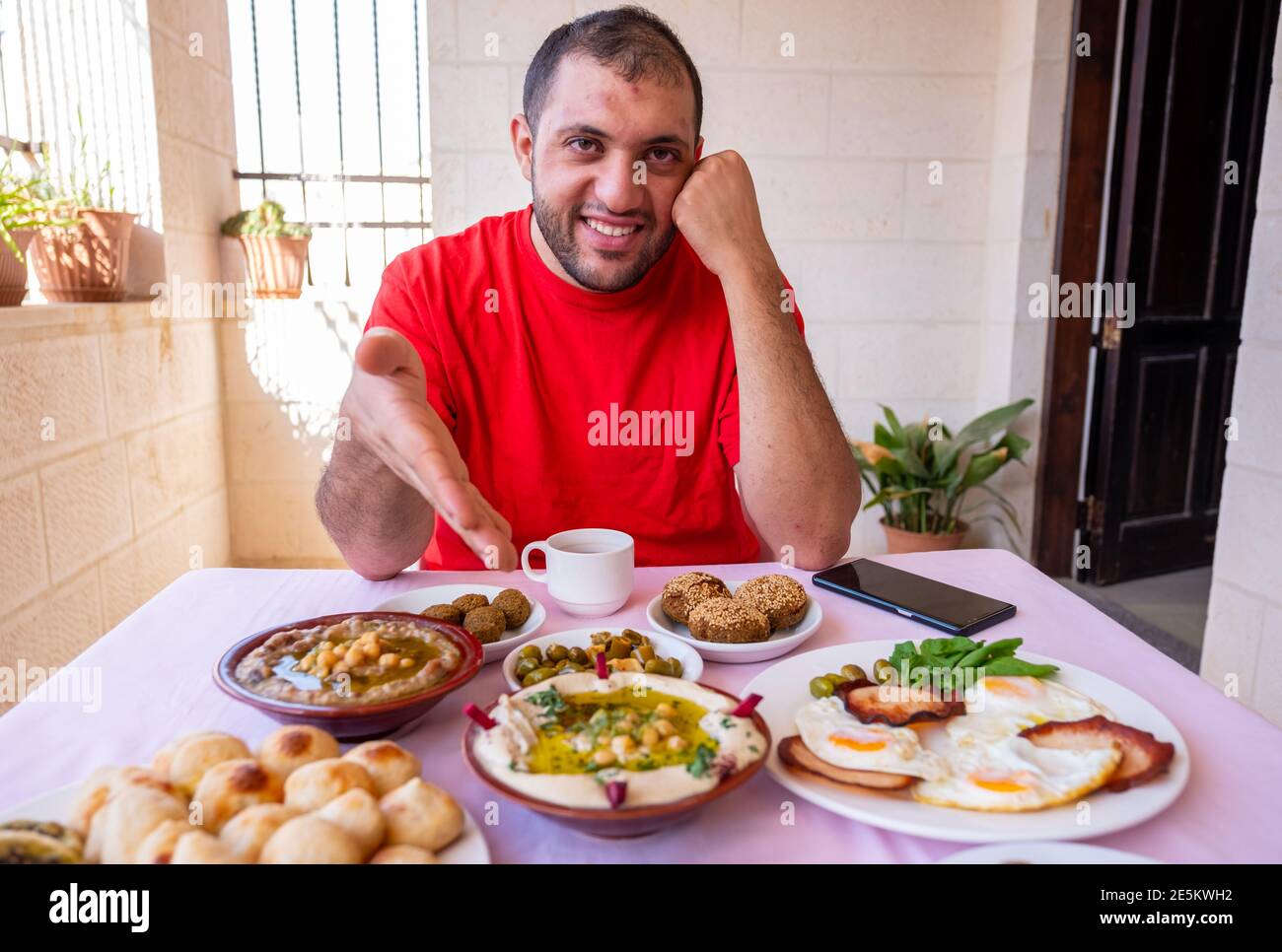 Der muslimische Mann begrüßt andere, um sich ihm anzuschließen Stockfoto