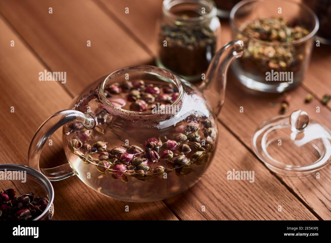 Draufsicht auf eine schöne Glas Teekanne aus Rosenknospen In kochendem Wasser steppend Stockfoto