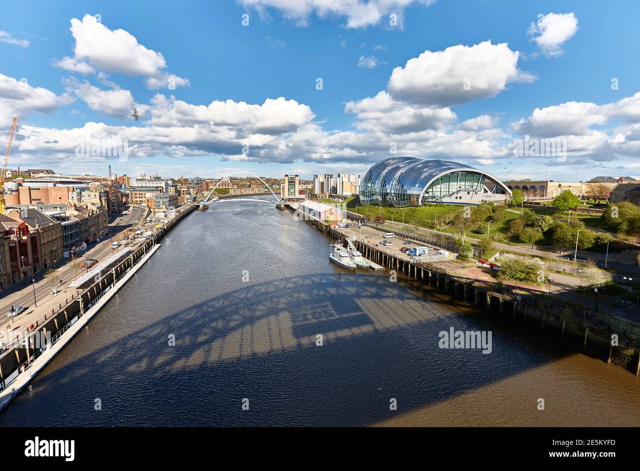 Spiegelung der Tyne Bridge mit dem Salbei im Hintergrund im Fluss Tyne, Newcastle upon Tyne, Tyneside, Großbritannien Stockfoto