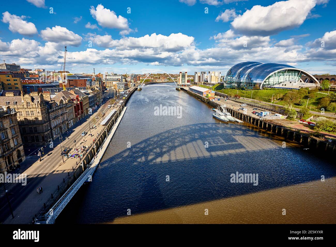 Spiegelung der Tyne Bridge mit dem Salbei im Hintergrund im Fluss Tyne, Newcastle upon Tyne, Tyneside, Großbritannien Stockfoto