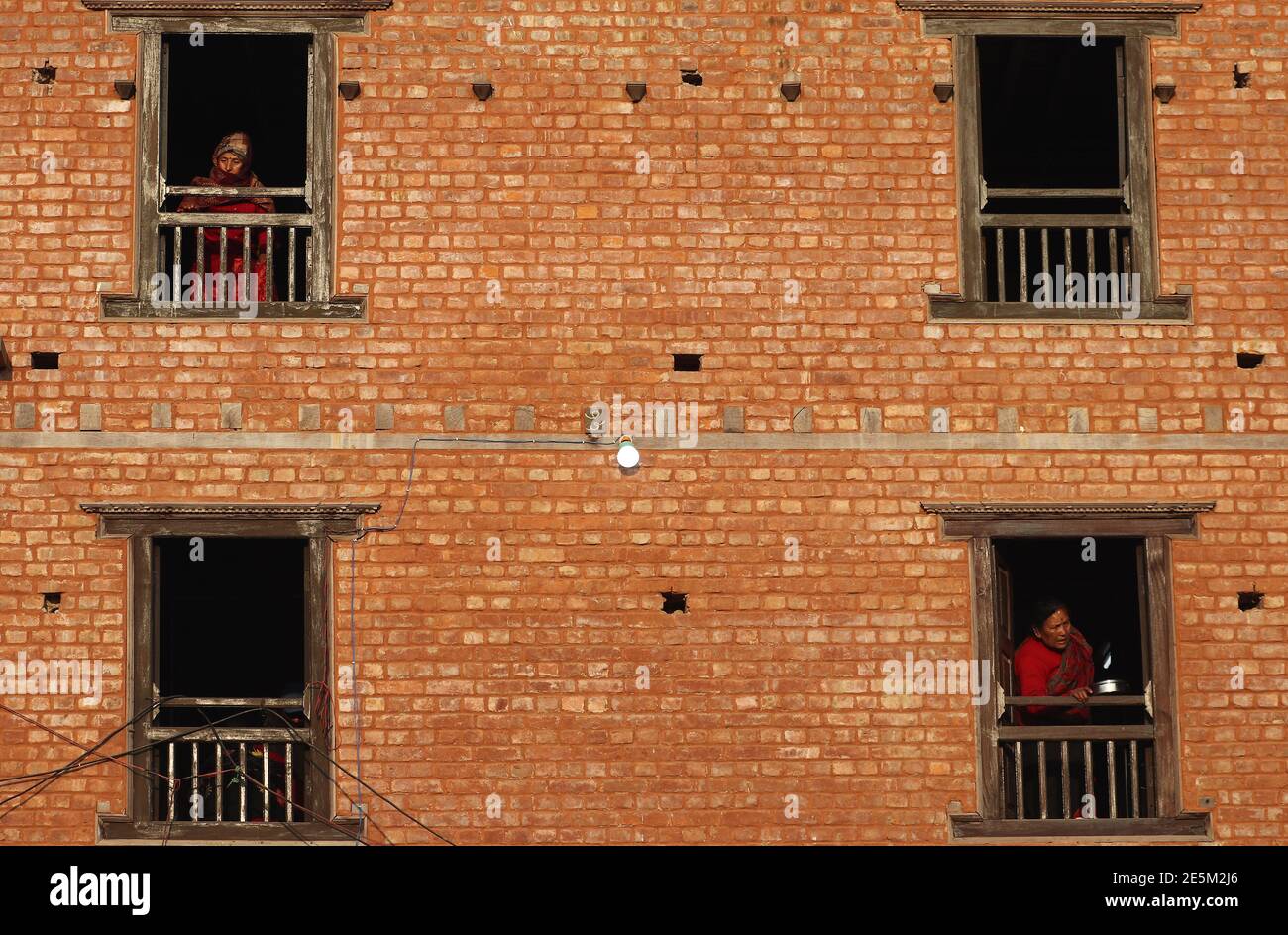 Kathmandu, NE, Nepal. Januar 2021. Hindu-Anhänger beobachten aus dem Fenster während Madhav Narayan Festival in Hanumarghat, Bhaktapur von Nepal, am 28. Januar 2021. Quelle: Aryan Dhimal/ZUMA Wire/Alamy Live News Stockfoto