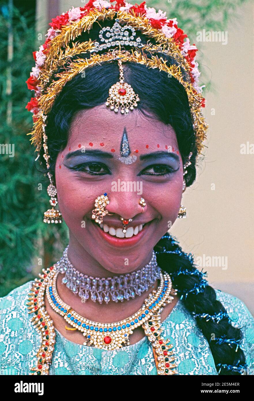 Singapur. Outdoor-Porträt der lokalen indischen jungen Frau in traditioneller Kleidung. Stockfoto