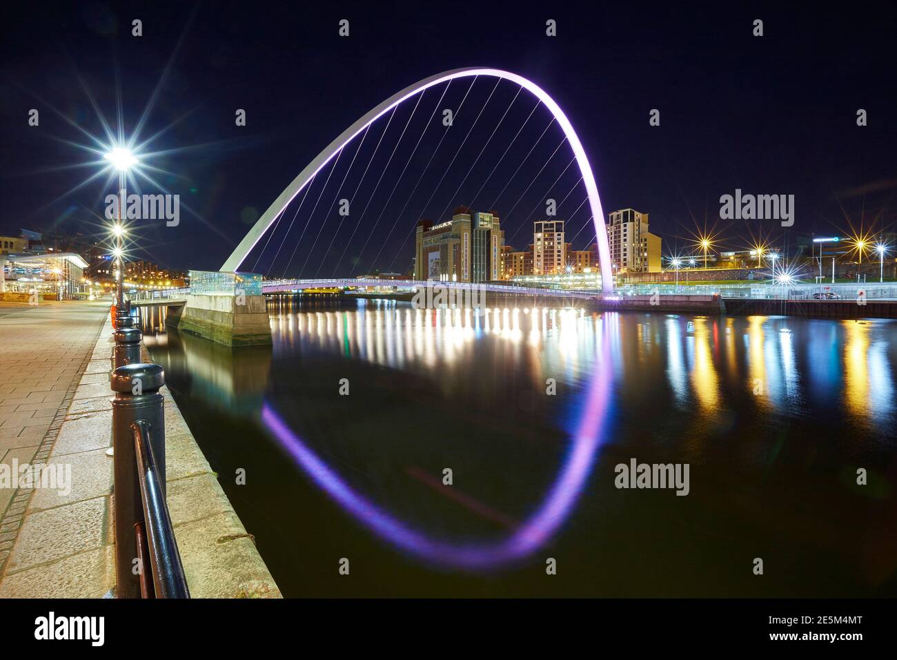Gateshead Millennium Bridge bei Nacht, Newcastle upon Tyne, Tyneside, Nordostengland, Großbritannien Stockfoto