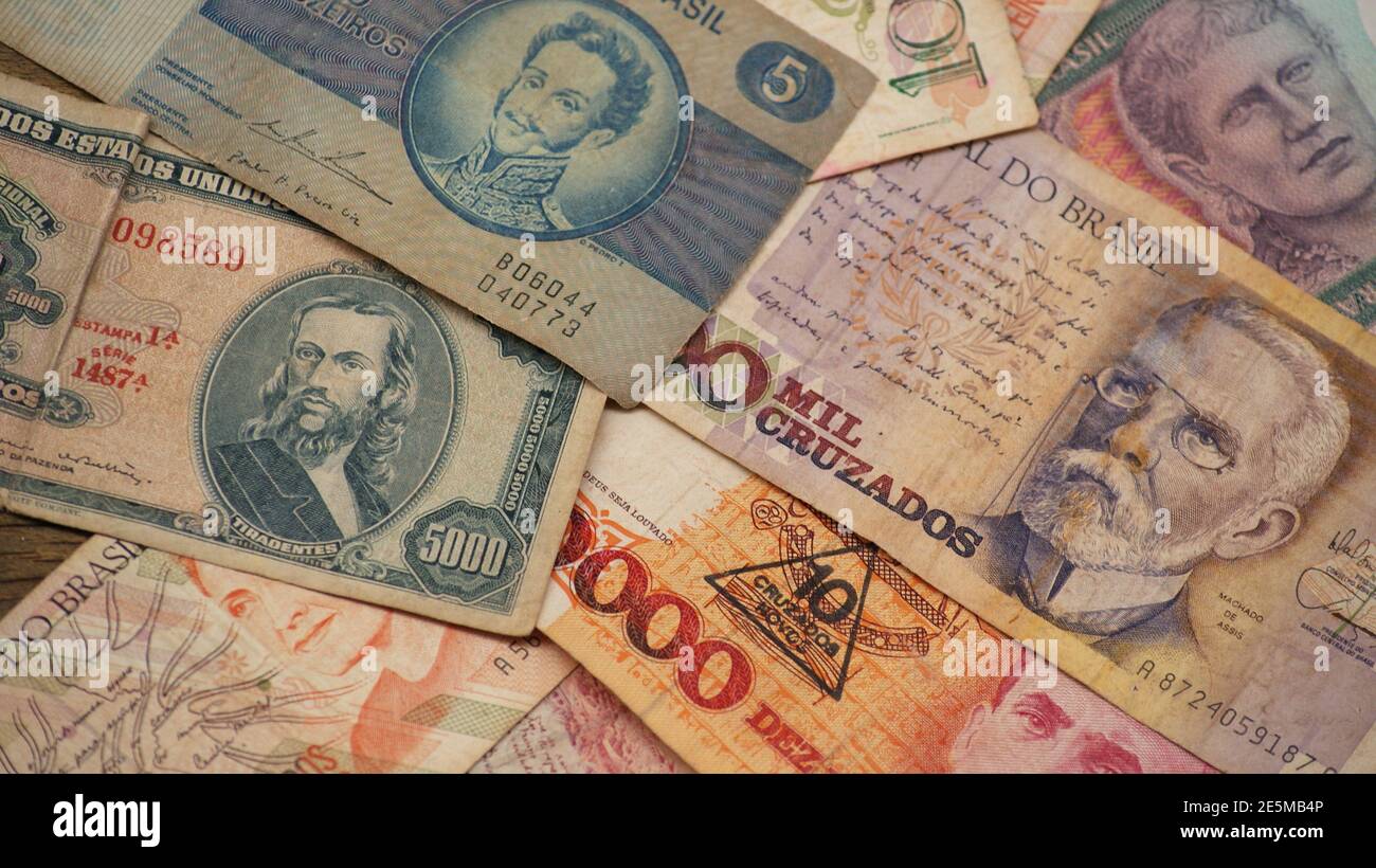 Brasilianische Geldscheine aus Papier, die zu verschiedenen Zeiten mit unterschiedlichen Werten und mit historischen Figuren gedruckt als Dichter, Schriftsteller und Fürsten produziert wurden Stockfoto