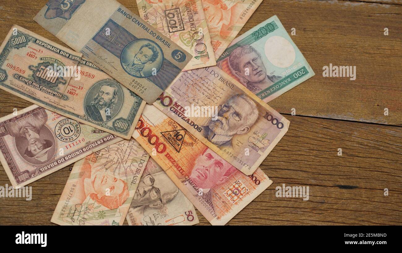 Brasilianische Geldscheine aus Papier, die zu verschiedenen Zeiten mit unterschiedlichen Werten und mit historischen Figuren gedruckt als Dichter, Schriftsteller und Fürsten produziert wurden Stockfoto