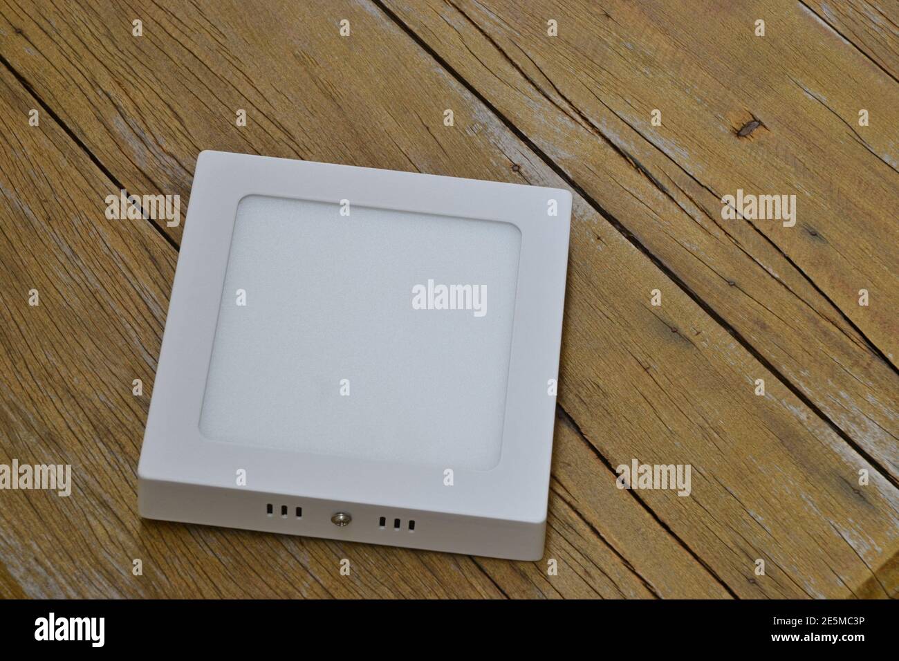 Weiße Überlappung LED-Licht Deckenleuchte ohne Zubehör auf gealtert Holzhintergrund Stockfoto