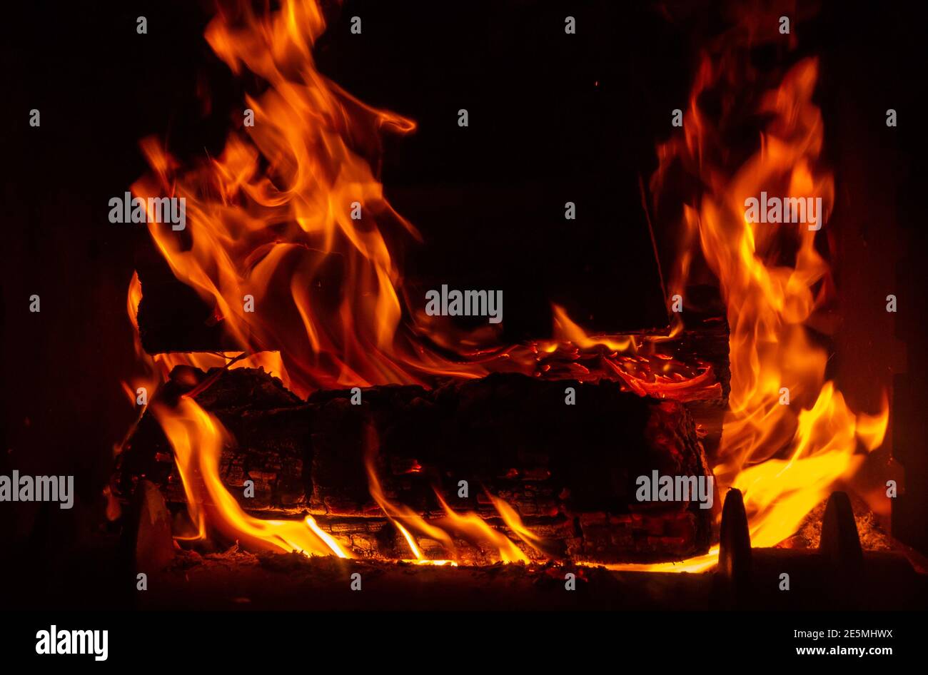 Feuerflamme von brennenden Kohlen im Lagerfeuer Stockfoto