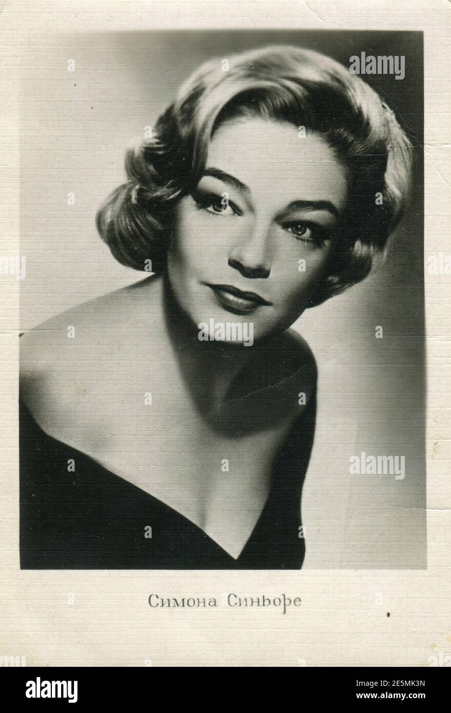 Simone Signoret (25. März 1921 – 30. September 1985) war eine in Deutschland geborene französische Filmschauspielerin, die oft als eine der größten Filmstars Frankreichs gefeiert wurde. Alte Vintage Postkarte der UdSSR, 50er Jahre. Stockfoto