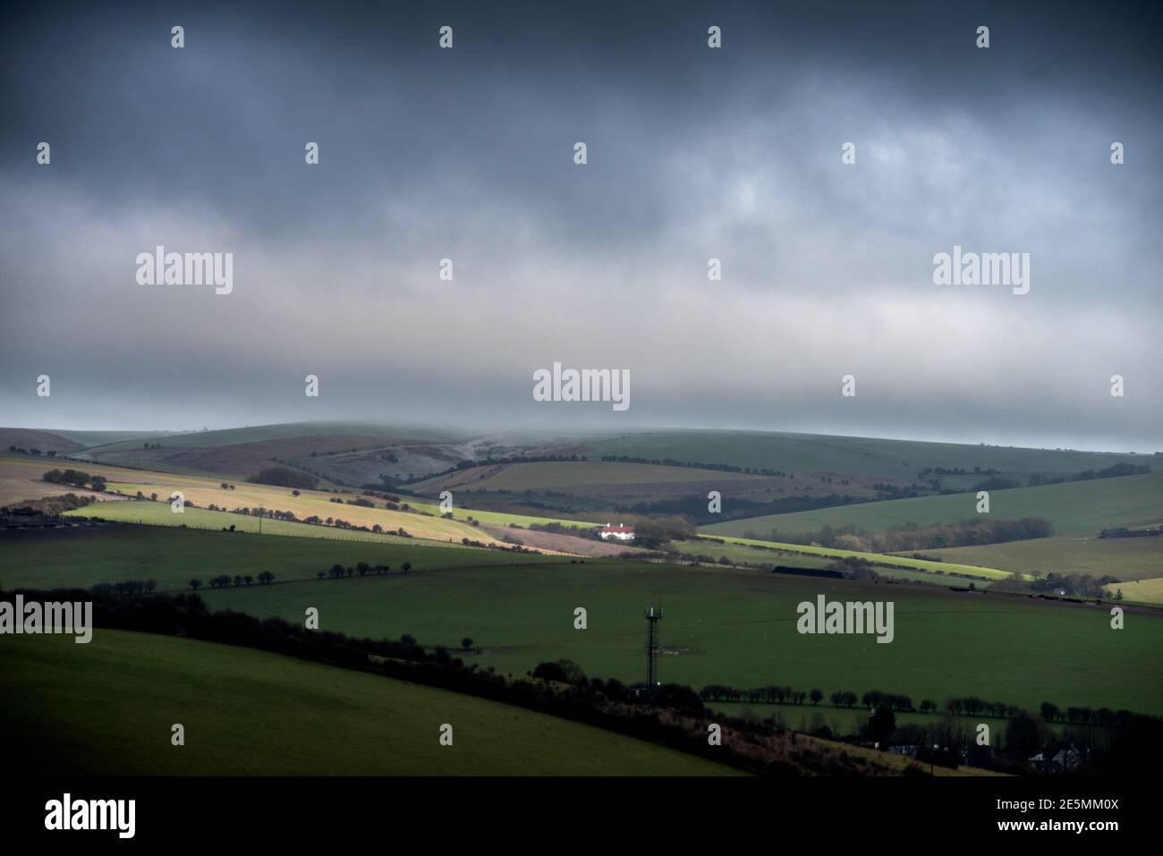 Brighton, 24. Januar 2021: Ein kleiner Sonnenstrahl bricht an einem stürmischen Tag durch die Wolken Stockfoto