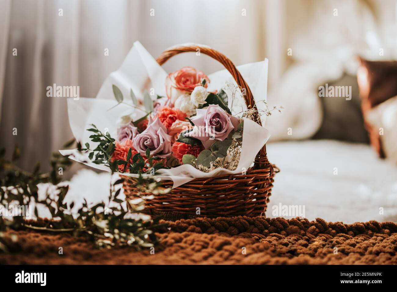 Ein großer Korb mit Blumen auf dem Bett. Valentinstag Geschenk Frau Tag,  Geschenk 8 märz Stockfotografie - Alamy