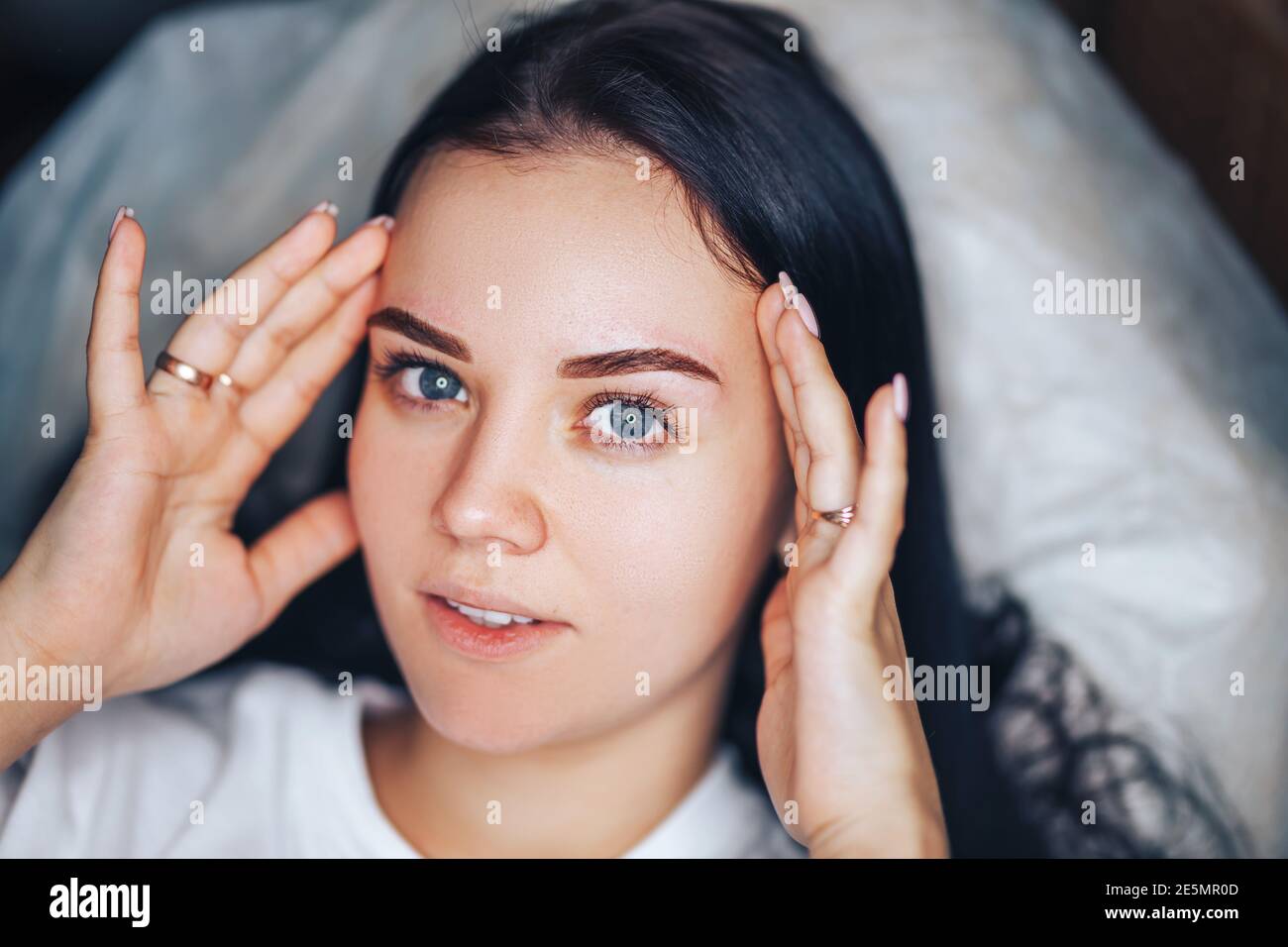 Junge Frau mit schönen Augenbrauen nach dem Eingriff permanente Make-up im Salon, Nahaufnahme Foto Stockfoto