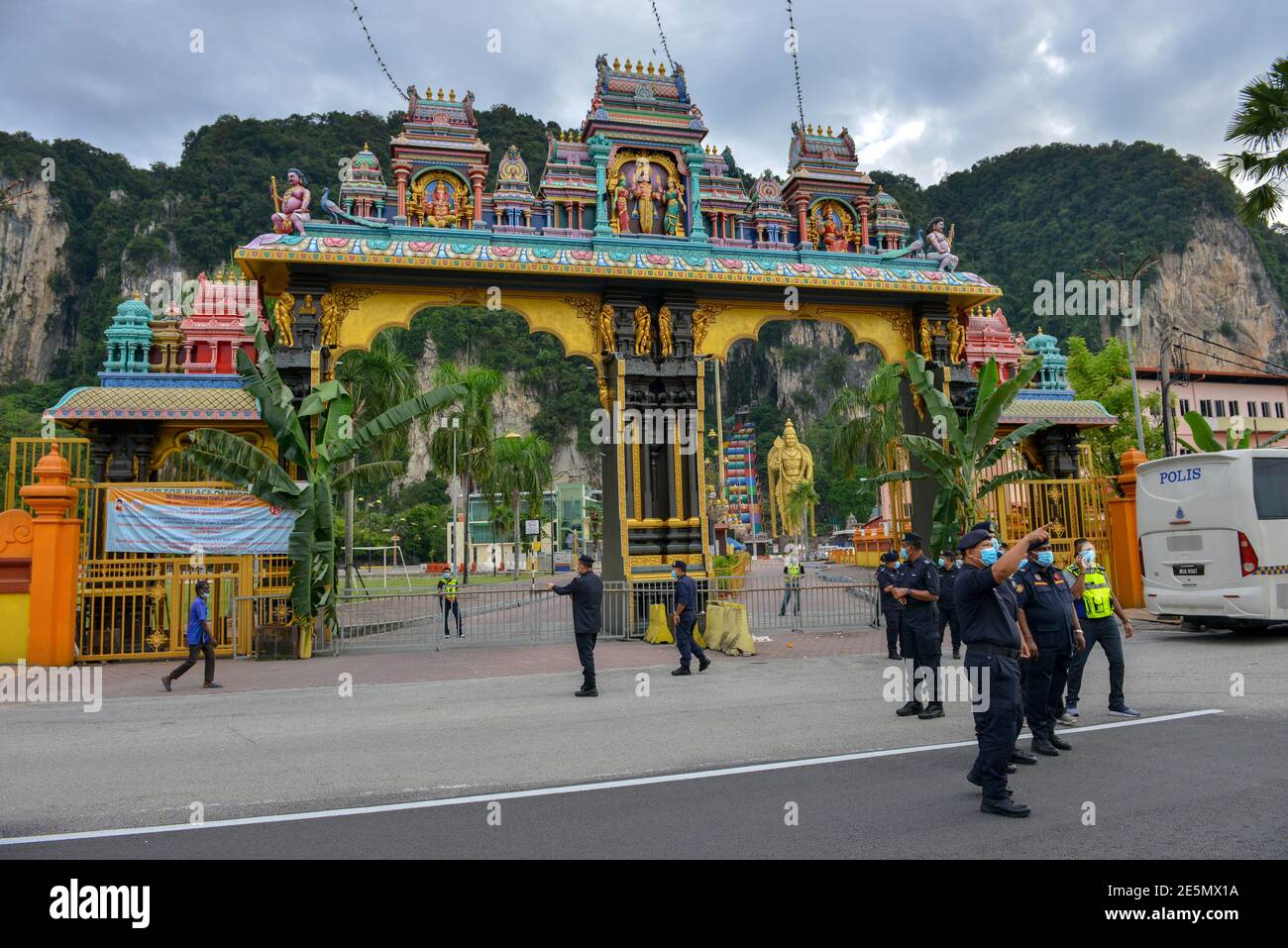 Kuala Lumpur, Malaysia. Januar 2021. Polizeibeamte stehen Wache vor einem Hindu-Tempel anlässlich von Thaipusam inmitten der Bewegungskontrollordnung in den Batu-Höhlen bei Kuala Lumpur, Malaysia, 28. Januar 2021. Malaysia verzeichnete 4,094 neue bestätigte Fälle von COVID-19, teilte das Gesundheitsministerium am Donnerstag mit und brachte die nationale Summe auf 198,208. Quelle: Chong Voon Chung/Xinhua/Alamy Live News Stockfoto