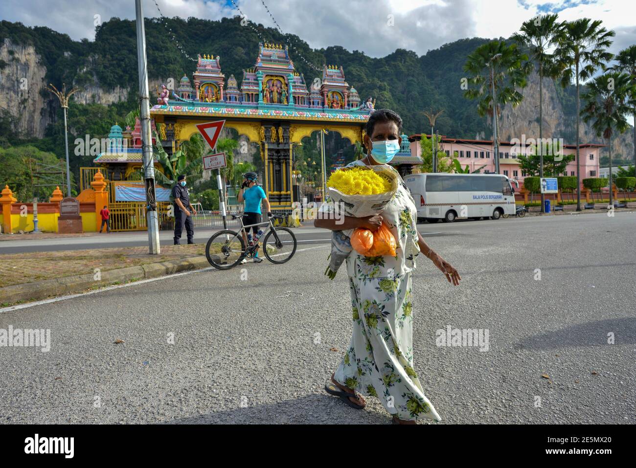 Kuala Lumpur, Malaysia. Januar 2021. Ein Hindu-Anhänger geht vor einem Hindu-Tempel anlässlich von Thaipusam inmitten der Bewegungskontrollordnung in den Batu-Höhlen bei Kuala Lumpur, Malaysia, 28. Januar 2021. Malaysia verzeichnete 4,094 neue bestätigte Fälle von COVID-19, teilte das Gesundheitsministerium am Donnerstag mit und brachte die nationale Summe auf 198,208. Quelle: Chong Voon Chung/Xinhua/Alamy Live News Stockfoto