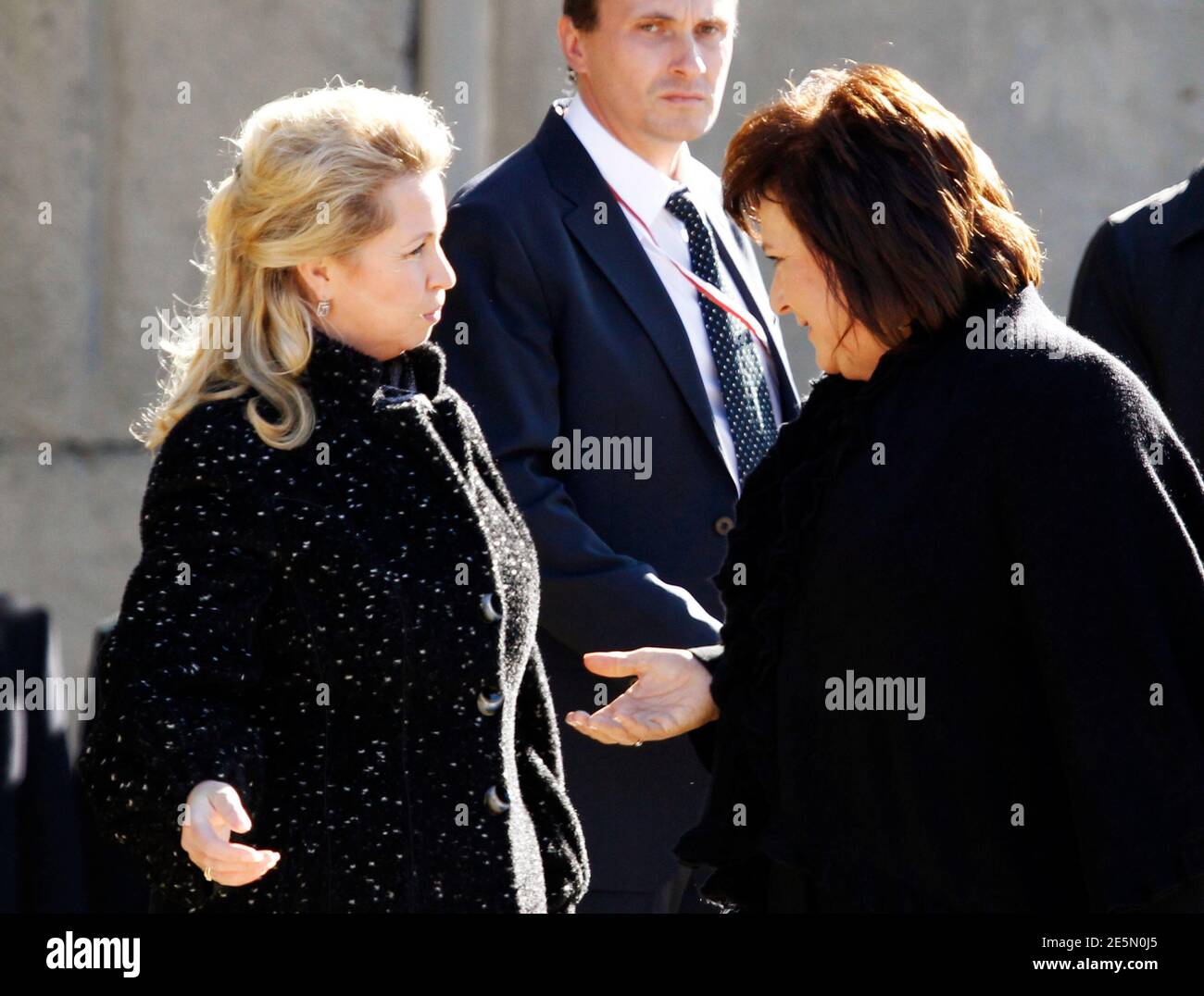 Russlands Präsidentengattin Swetlana Medwedewa (L) spricht mit Polens First Lady Anna Komorowska am Denkmal in Smolensk für Opfer von der polnischen Tupolew Tu-154 Präsidenten Flugzeugabsturz 10. Oktober 2010. Die Gedenkfeier markiert den ersten sechs Monaten seit Eintritt der Katastrophe die Polens Präsident Lech Kaczynski und seine begleitenden Beamten getötet. REUTERS/Sergei Karpukhin (Russland - Tags: Verkehr Katastrophe Politik Nachruf) Stockfoto