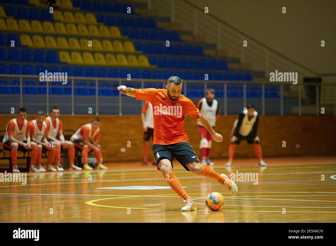 KHARKIV, UKRAINE - 24. JANUAR 2021: Das Futsal-Spiel des ukrainischen Extrakavakpokals Viva Cup Monolit gegen DonbasEnergo Treiding Stockfoto