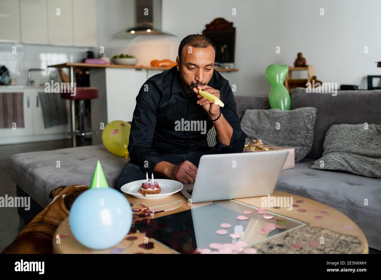 40 Jahre alter Mann feiert seinen Geburtstag zu Hause Stockfoto