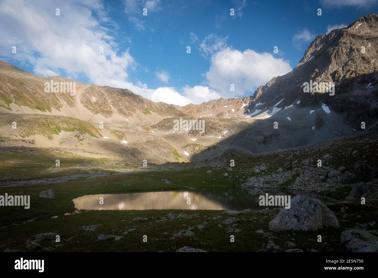 alpensee im Sommer in den Bergen der Teberda Naturschutzgebiet in der ...