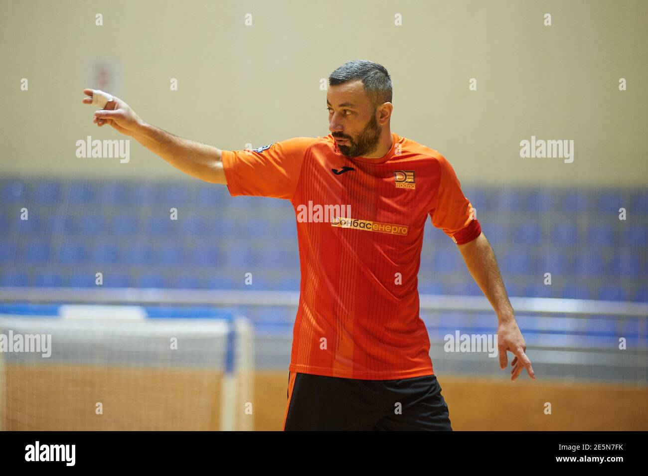 KHARKIV, UKRAINE - 24. JANUAR 2021: Das Futsal-Spiel des ukrainischen Extrakavakpokals Viva Cup Monolit gegen DonbasEnergo Treiding Stockfoto