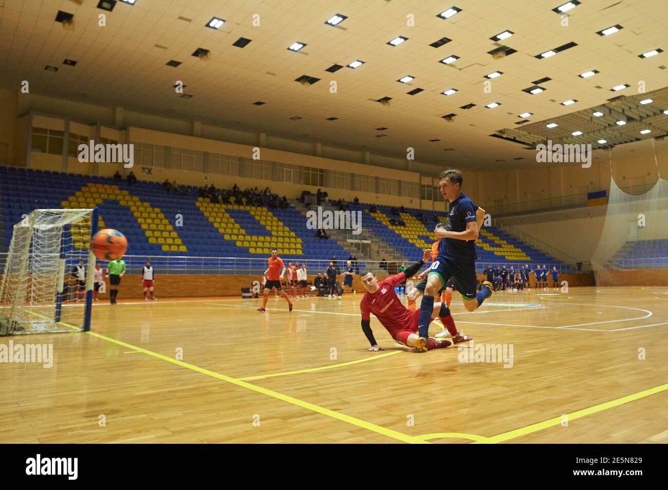 KHARKIV, UKRAINE - 24. JANUAR 2021: Das Futsal-Spiel des ukrainischen Extrakavakpokals Viva Cup Monolit gegen DonbasEnergo Treiding Stockfoto