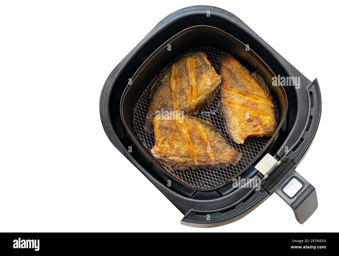 Frittierter Fisch in Schale mit Heißluft-Fritteuse oder ölfreier Fritteuse,  Draufsicht, isoliert auf weißem Hintergrund. Das Konzept für modernes und  gesundes Kochen Stockfotografie - Alamy