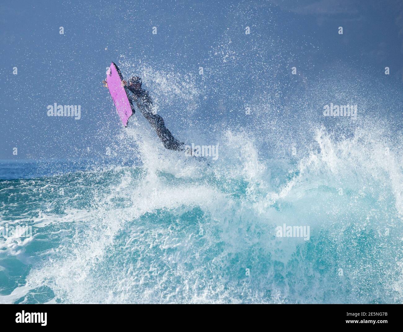 Las Palmas, Gran Canaria, Kanarische Inseln, Spanien. Januar 2021. Explosive Action als Bodyboarder und Surfer bei El Confital Surf Break in Las Palmas auf Gran Canaria große Wellen reiten, während heiße und staubige Calima-Winde aus Afrika hereinwehen. Kredit: Alan Dawson/Alamy Live Nachrichten. Stockfoto