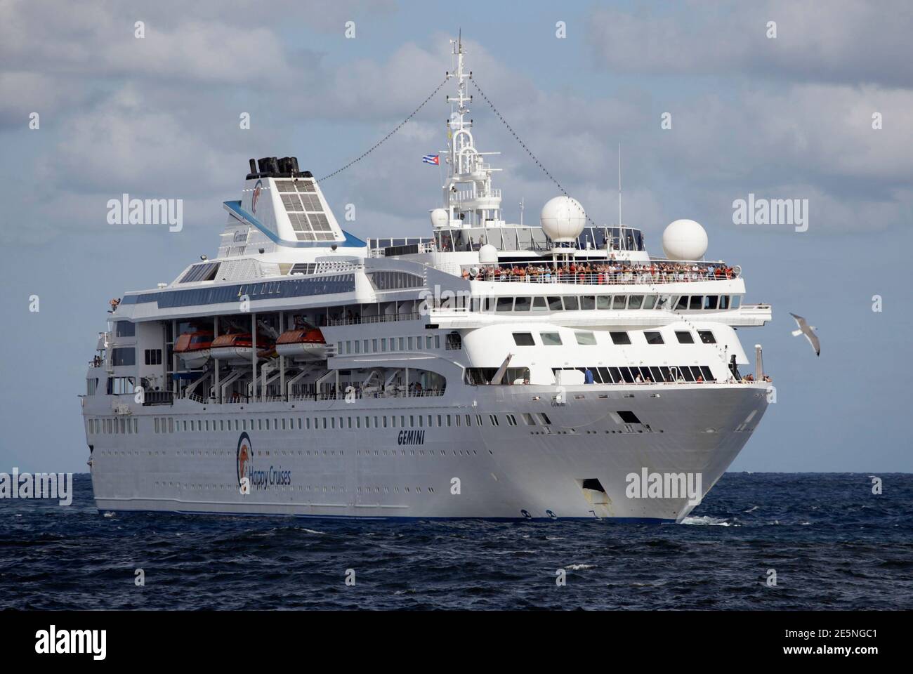 Spanisch-Kreuzfahrtschiff "Gemini" im Hafen von Havanna 12. November 2010 kommt. Spanische Firma Happy Cruises wird Heimathafen der "Gemini" Schiff in Havanna und Kreuzfahrten rund um Cuba bieten.  REUTERS/Desmond Boylan (Kuba - Tags: Gesellschaft REISEGESCHÄFT) Stockfoto