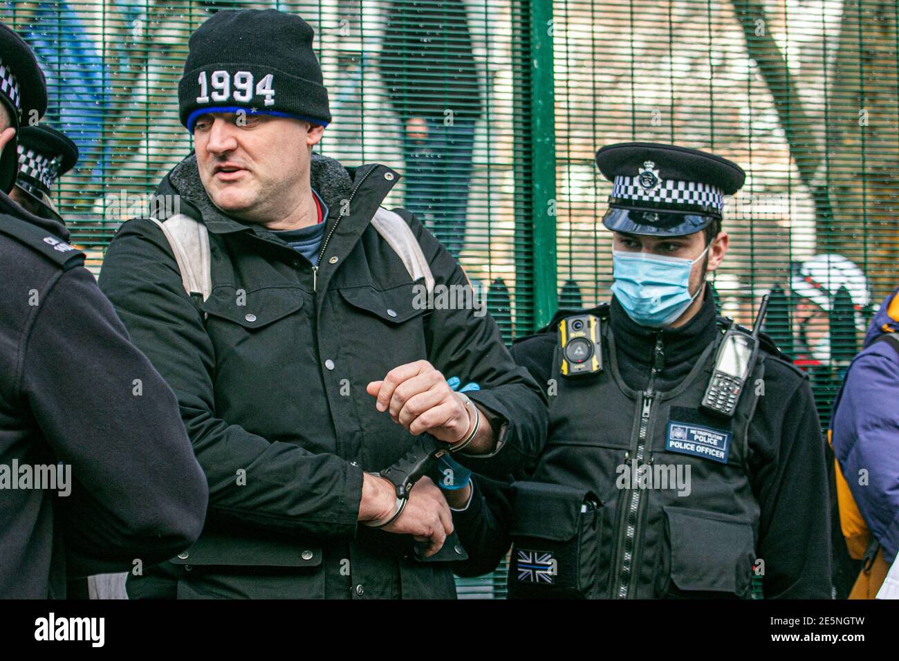 EUSTON SQUARE LONDON, GROSSBRITANNIEN 28. JANUAR 2021. Ein Protestler der StopHS2-Rebellion wird verhaftet und von Polizeibeamten mit Handschellen gefesselt. Gerichtsvollzieher ziehen ein, um das Lager einer Gruppe von Klimademonstranten zu räumen, die Baumhäuser in den Gärten des Euston Square gebaut haben. Kredit: amer ghazzal/Alamy Live Nachrichten Stockfoto