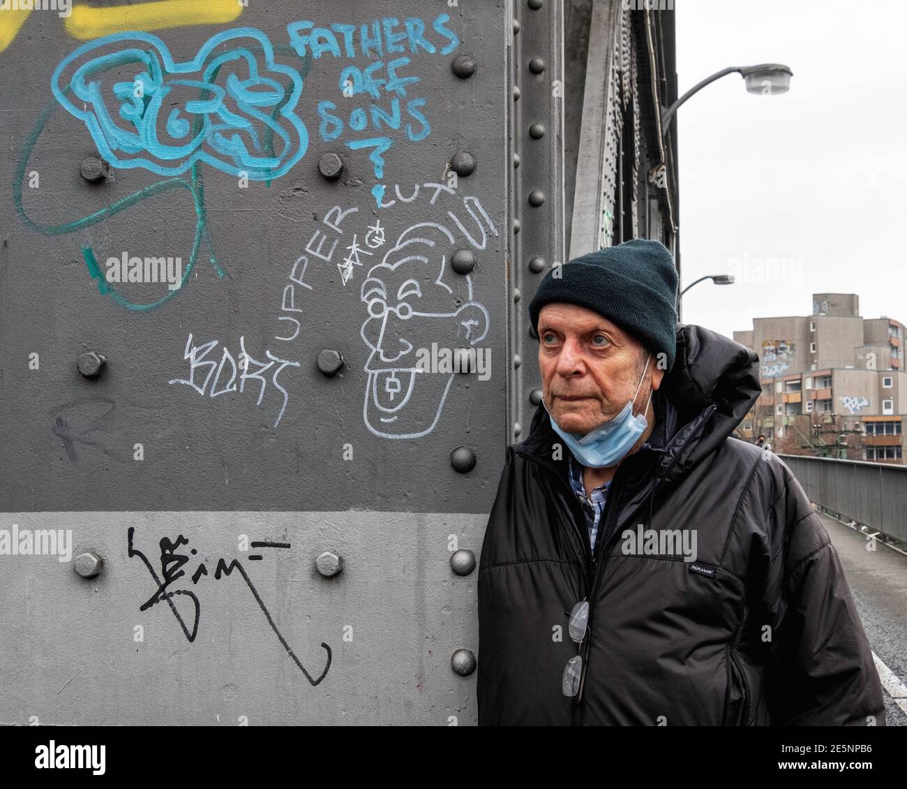 Älterer Mann mit Gesichtsmaske unter dem Kinn, Corona Pandemie auf der Swinemünder Brücke, Gesundbrunnen, Berlin Stockfoto