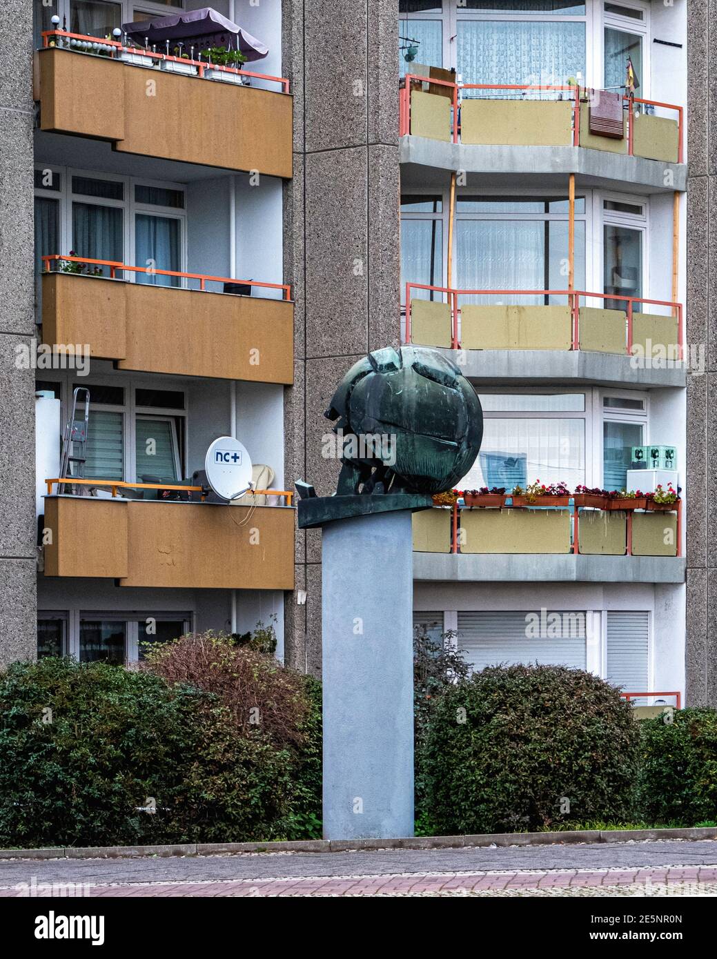 Fußballskulptur des Bildhauers Michael Schoenholtz auf dem Gelände des