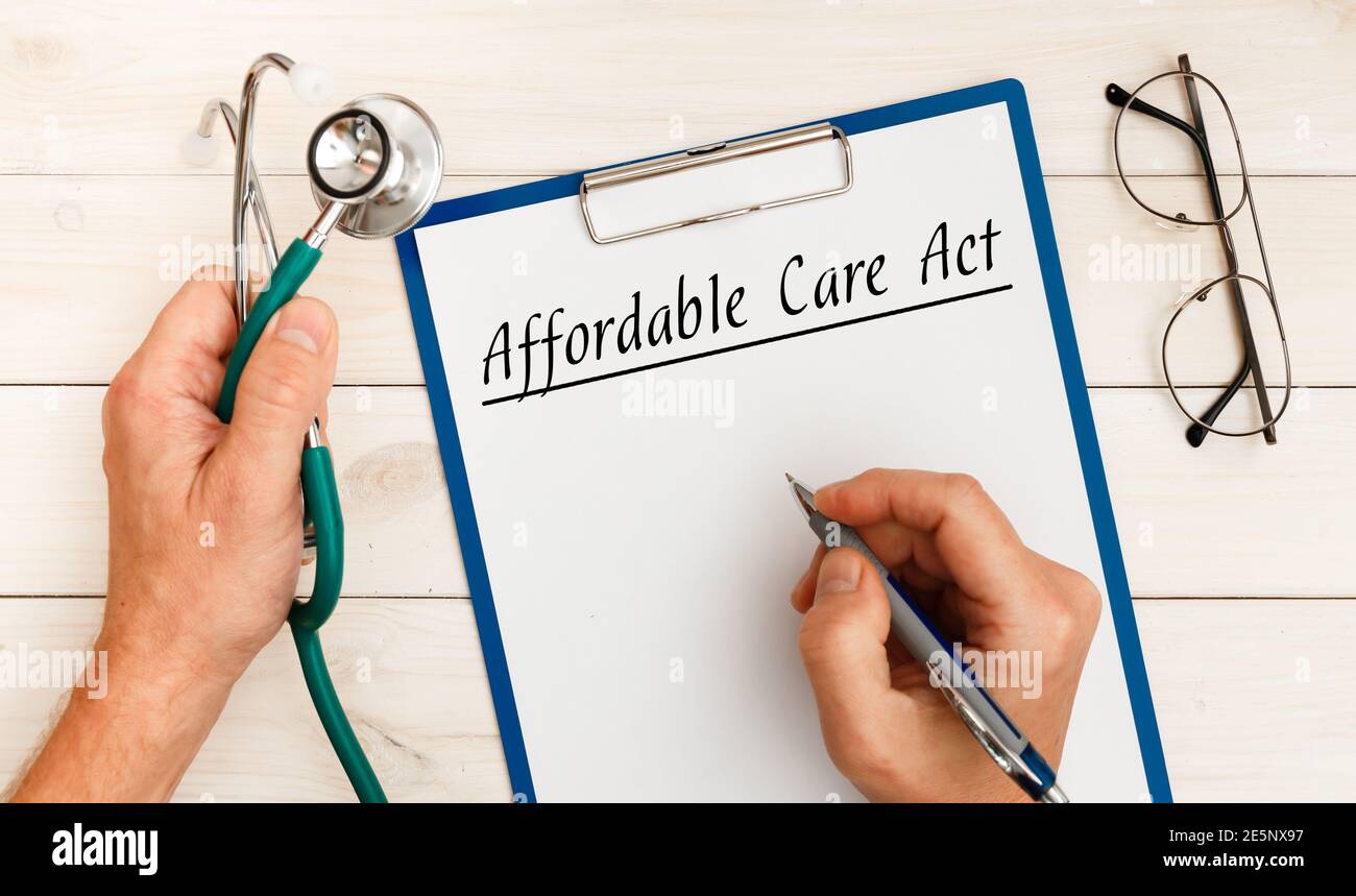 Papier mit ACA Affordable Care Act auf dem Bürotisch und Stethoskop. Medizinisches Konzept. Stockfoto