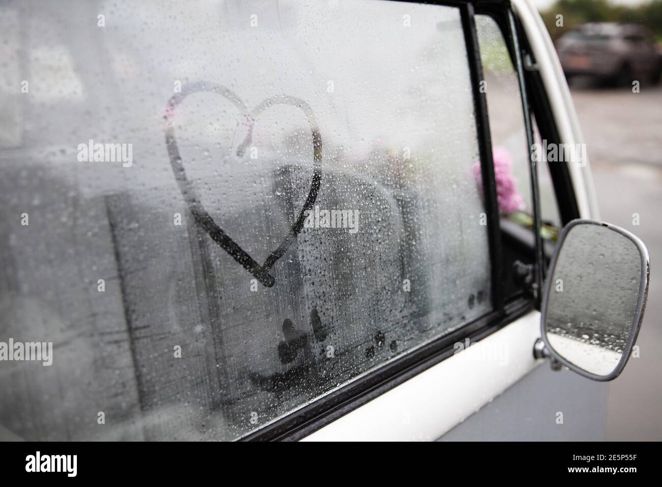 Liebe Herz auf ein gedämpftes vintage Fahrzeug Fenster gezeichnet Stockfoto