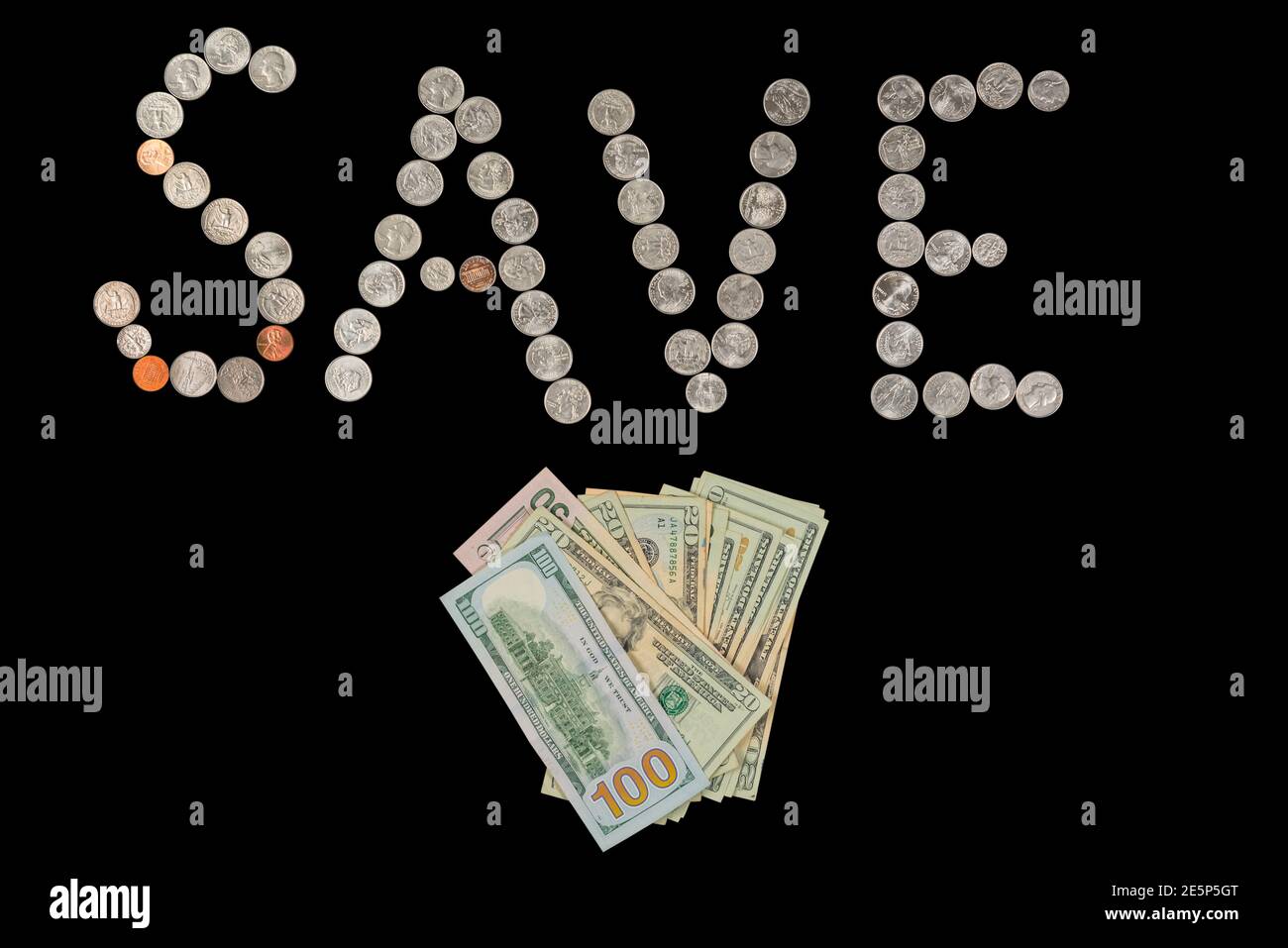 Münzen isoliert auf festem schwarzen Hintergrund Schreibweise das Wort Speichern von losen Münze ändern. Stockfoto
