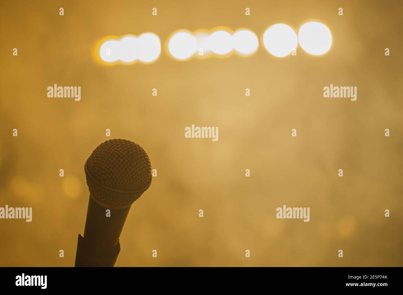 Mikrofon auf der Bühne mit hellen Scheinwerfern Stockfoto
