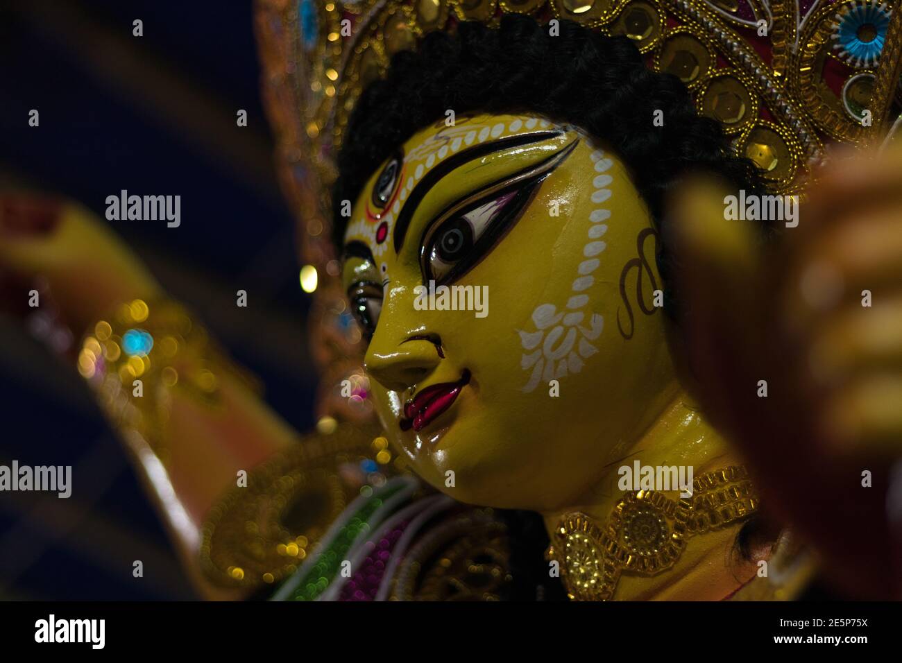Making of Göttin Durga Idol. Diese Idole sind für Durga puja gemacht, das größte Festival von Westbengalen. Stockfoto