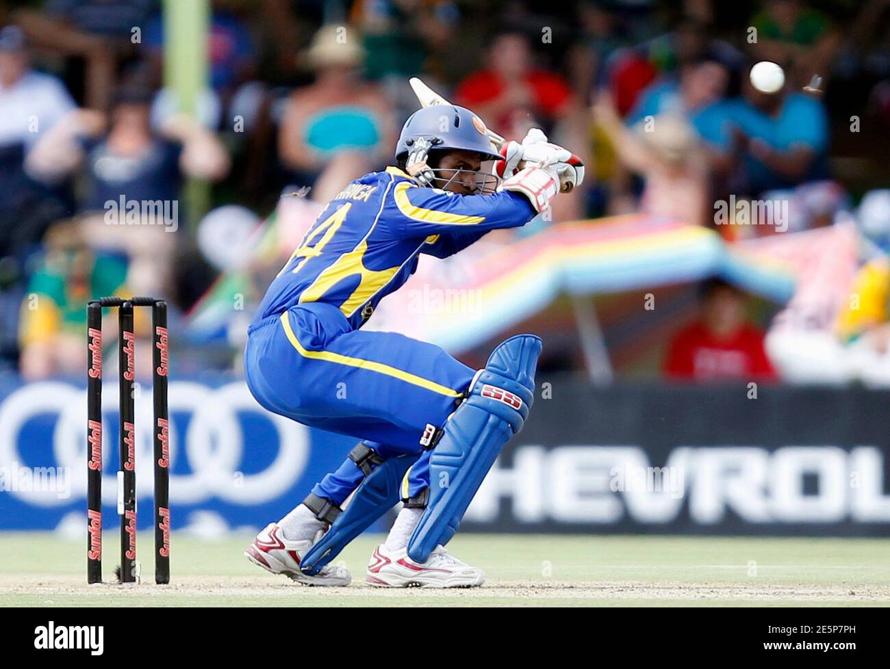 Sri Lanka Upul Tharanga Enten eine Lieferung von Südafrikas Lonwabo Tsotsobe während ihres dritten eintägigen internationalen Cricket-Spiels in Bloemfontein 17. Januar 2012. REUTERS/Siphiwe Sibeko (Südafrika - Tags: SPORT CRICKET) Stockfoto