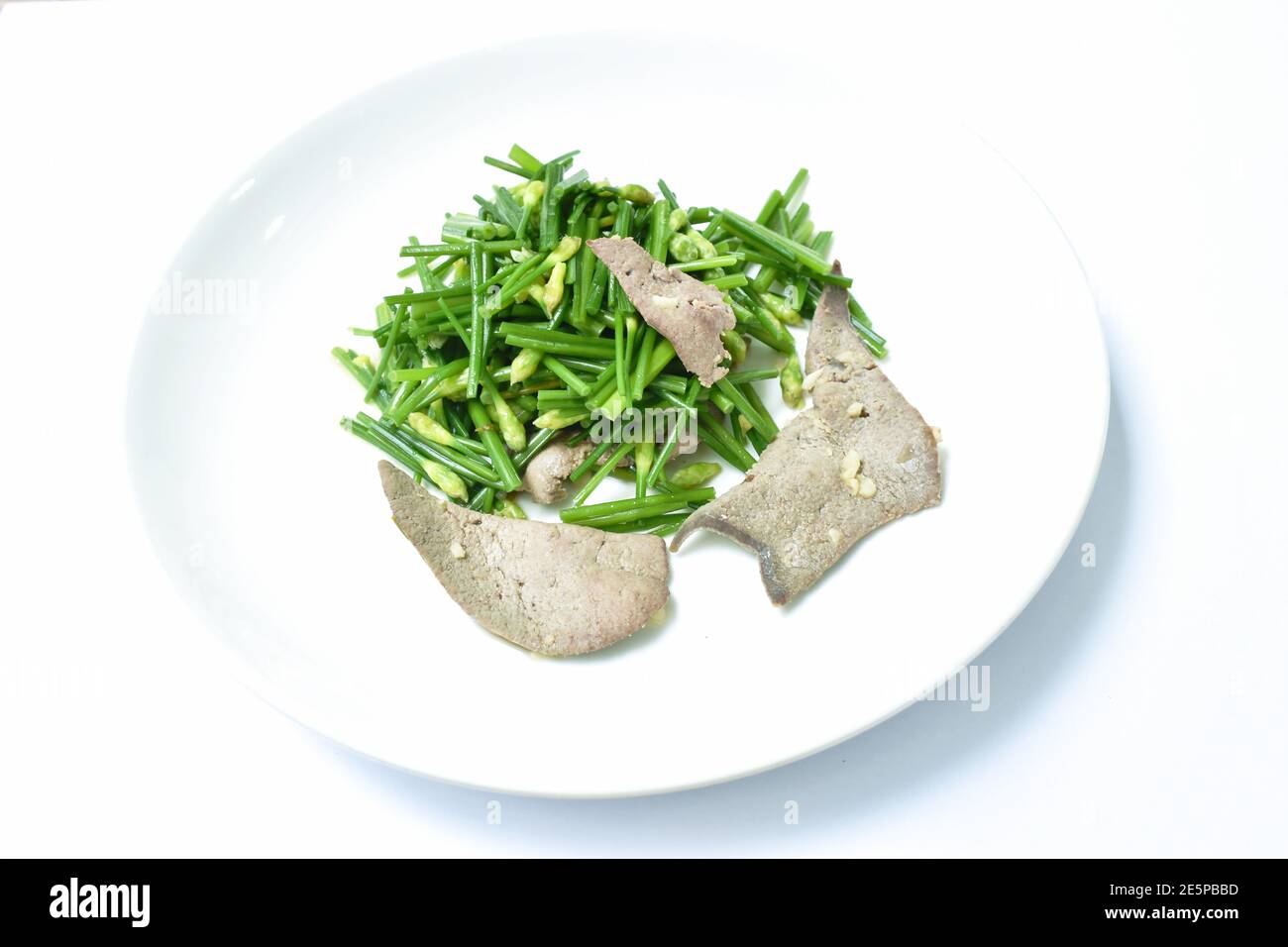 Gebratenen Knoblauch-Schnittlauch mit Schweineleber auf Teller rühren Stockfoto