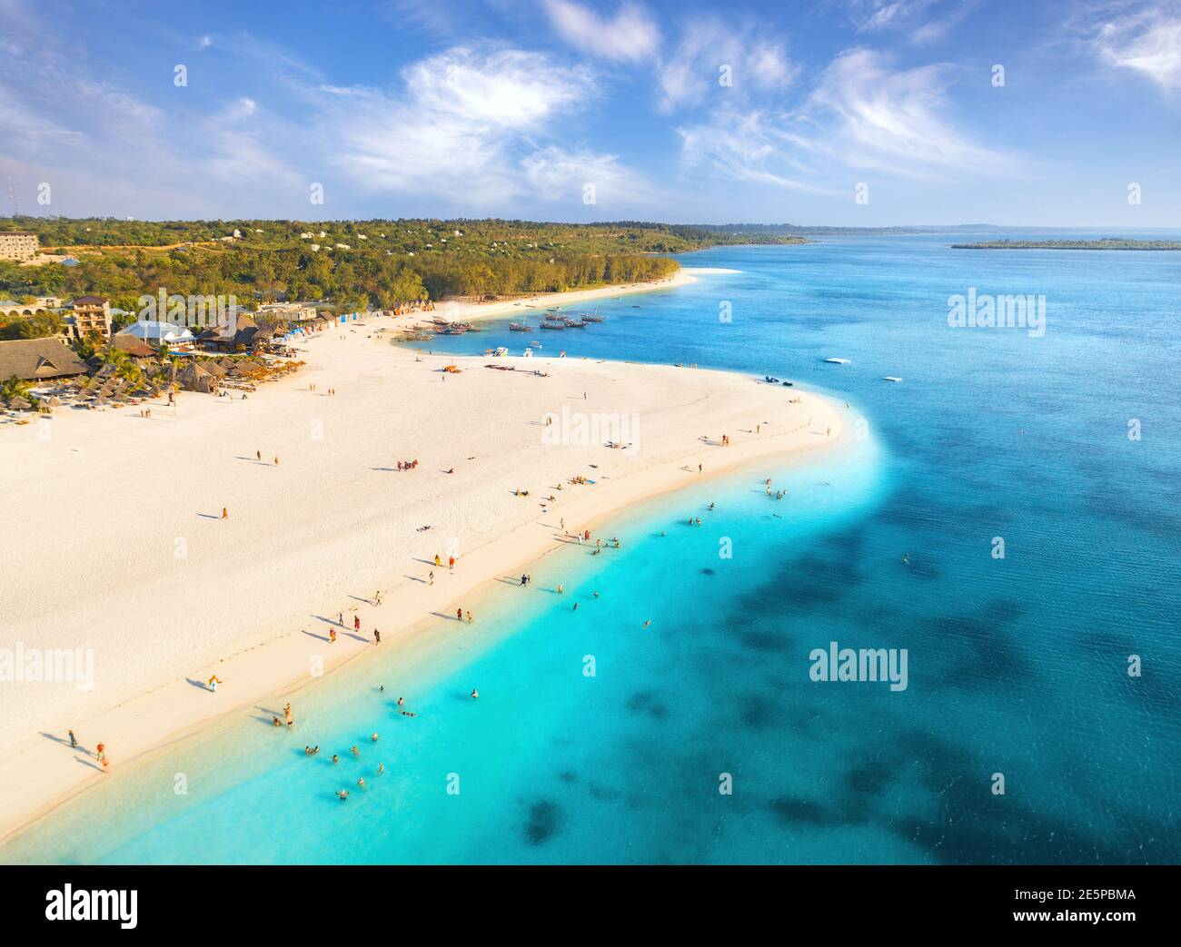 Luftaufnahme des Sandstrandes des Indischen Ozeans bei Sonnenuntergang. Stockfoto