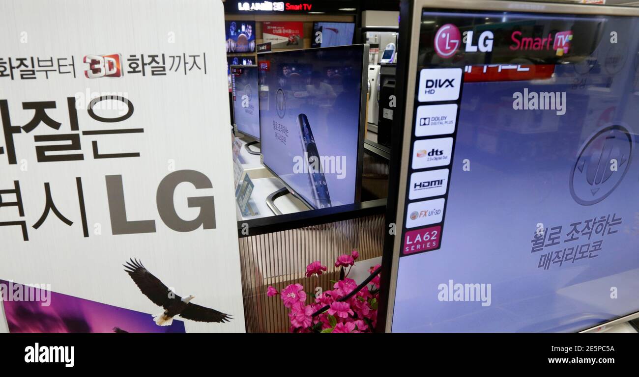 Flachbild-smart TV-Geräte von LG Electronics, Affiliate-Flachbild-TV-Hersteller LG Display gemacht werden in einem Laden in Seoul 18. Juli 2013 angezeigt. LG Display, ein wichtiger Lieferant für Apple, sagte am Donnerstag, dass es suchte, die Smartphone-Kundenbasis zu erweitern, Wetten, dass die Diversifizierung seiner zweiten Halbzeit Ergebnis stärken würde. Der Umzug kam wie das südkoreanische Unternehmen einen Prognose-schlagende 53 Prozent Anstieg der operativen Quartalsgewinn, geschrieben als stabile Preise von großen TV-Bildschirmen half Zähler langsameres Wachstum der Mobile Apple Sendungen anzuzeigen.   REUTERS/Lee Jae-Won (Südkorea - Tags: BUSINESS) Stockfoto