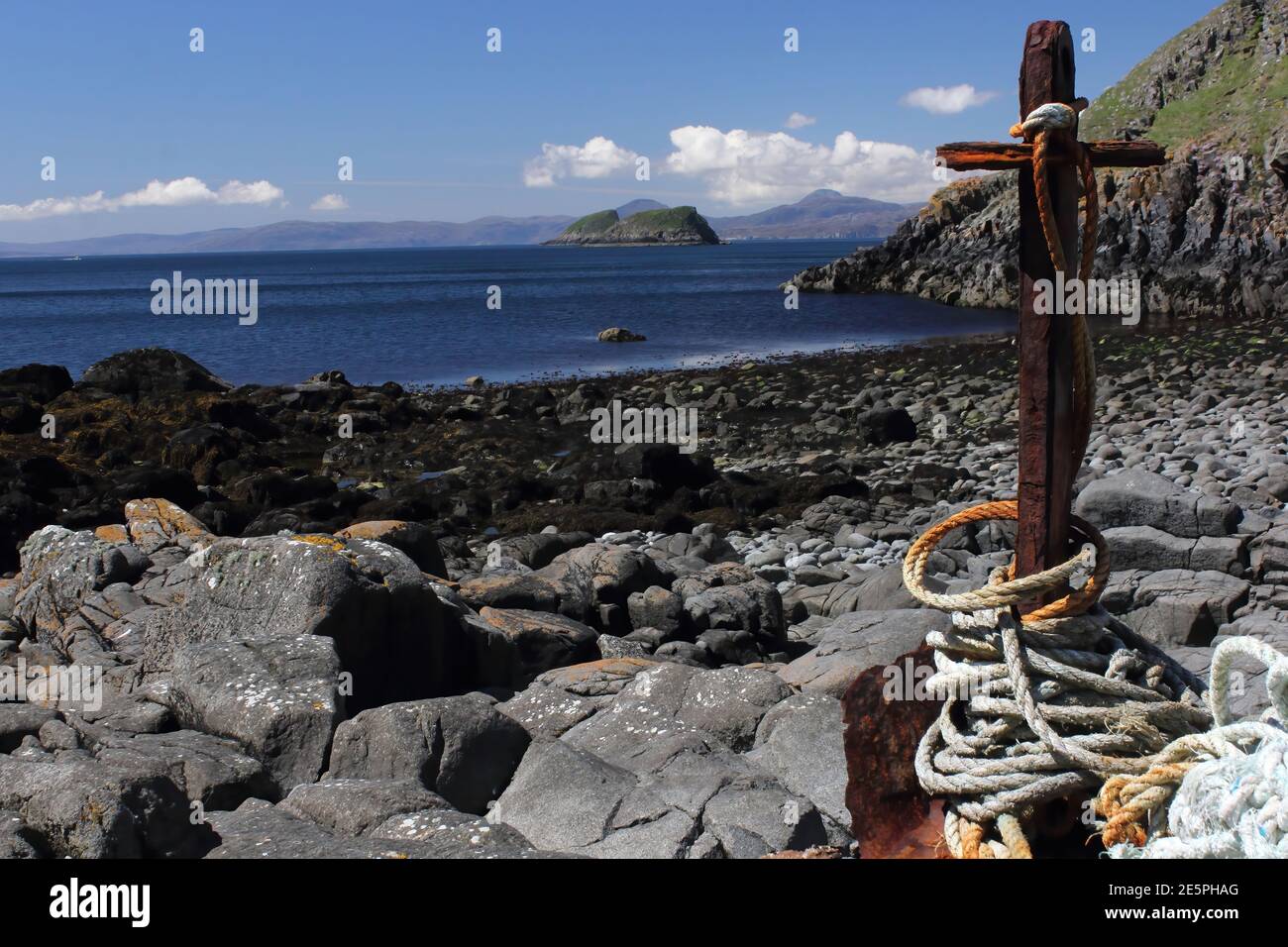 Ein Blick von den Shiant Isles auf die Isle of Harris in Schottlands Äußeren Hebriden. Stockfoto