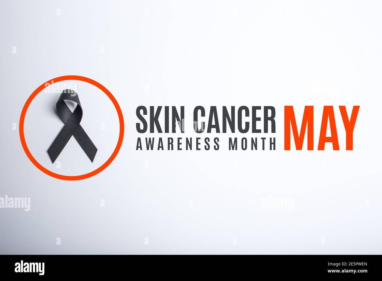 Monat des Hautkrebsbewusstseins. Mai. Schwarzes handgemachtes Awareness Papierband auf weißem Hintergrund. Stockfoto