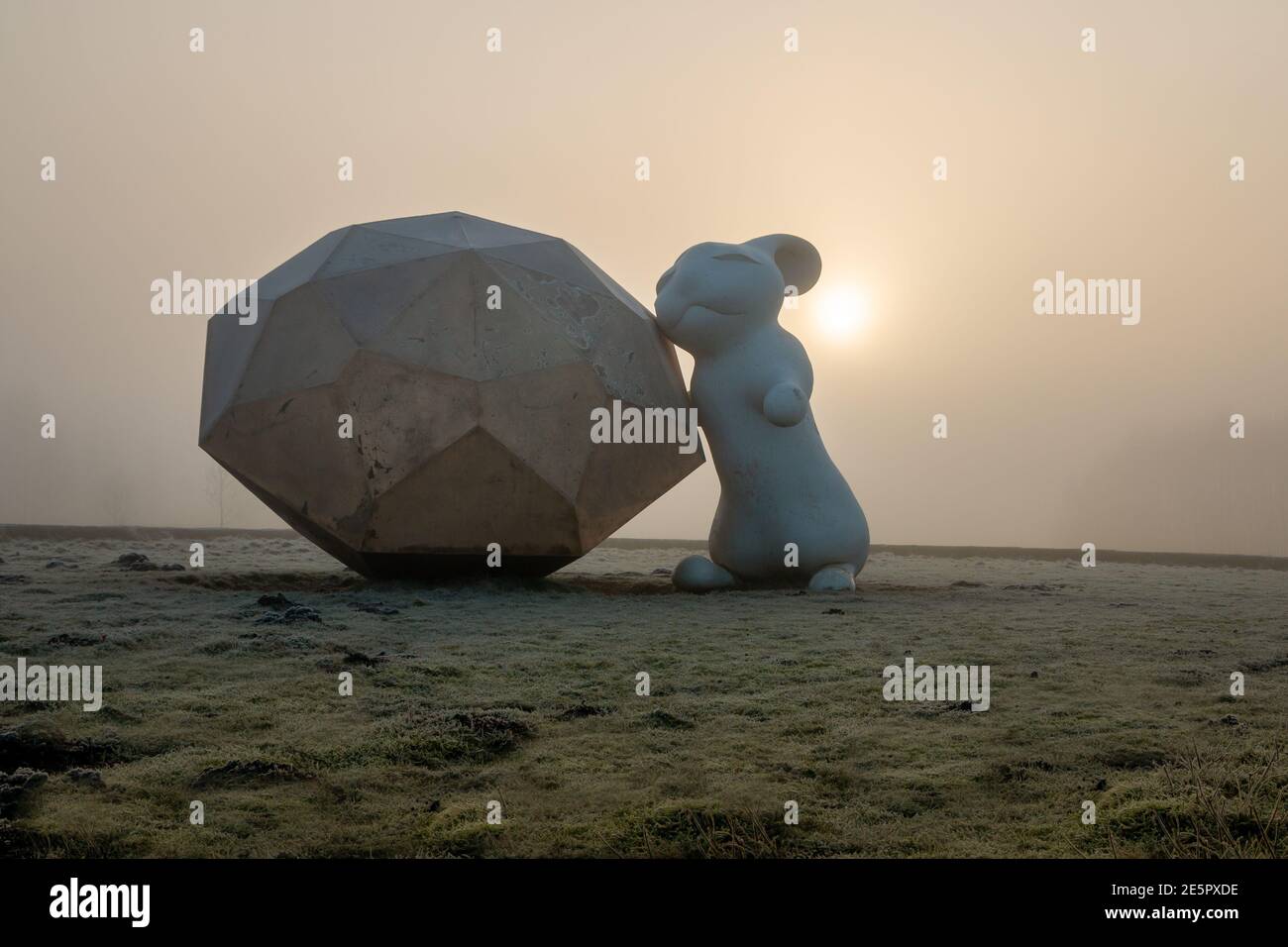Kunstwerk eines Hasen mit einem Diamanten mit dem Titel "C I Love You" im Dorf Dedemsvaart, Foto aufgenommen an einem nebligen Wintertag bei Sonnenaufgang Stockfoto