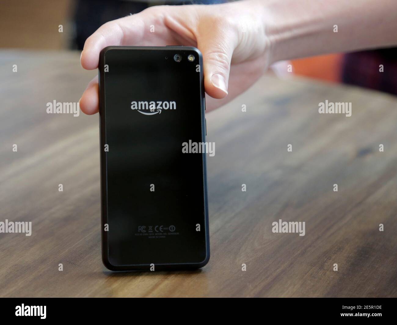 18. Juni 2014 protzt ein Amazon-Vertreter des Unternehmens neue  Feuer-Smartphone des Unternehmens Campus in Seattle, Washington. Amazon.com  Inc neue Handy soll Käufer bieten sofortige Befriedigung durch Tausende von  Produkten, TV-Shows und Songs