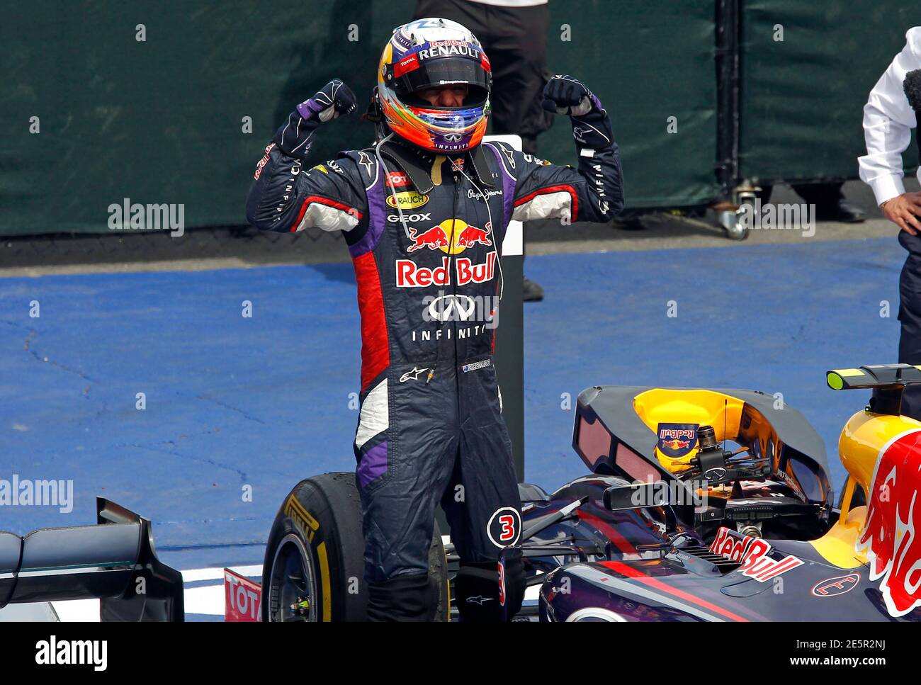 Red Bull Formel1-Fahrer Daniel Ricciardo von Australien feiert nach dem Sieg der F1 Grand Prix von Kanada auf dem Circuit Gilles Villeneuve in Montreal 8. Juni 2014. REUTERS/Chris Wattie (Kanada - Tags: SPORT MOTORSPORT F1) Stockfoto