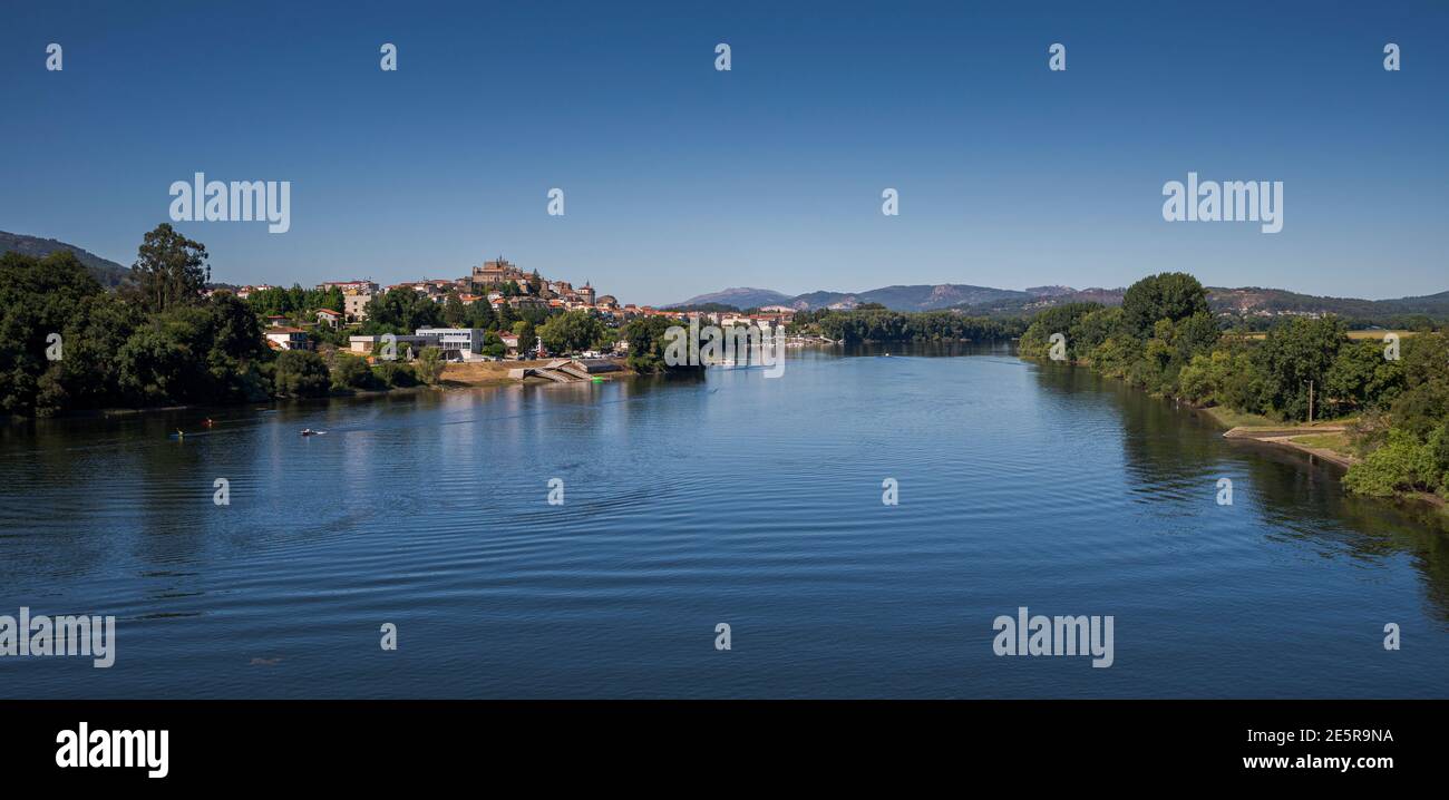 Blick auf den Fluss Minho von der Internationalen Brücke von TUI, Valenca do Minho, Portugal Stockfoto