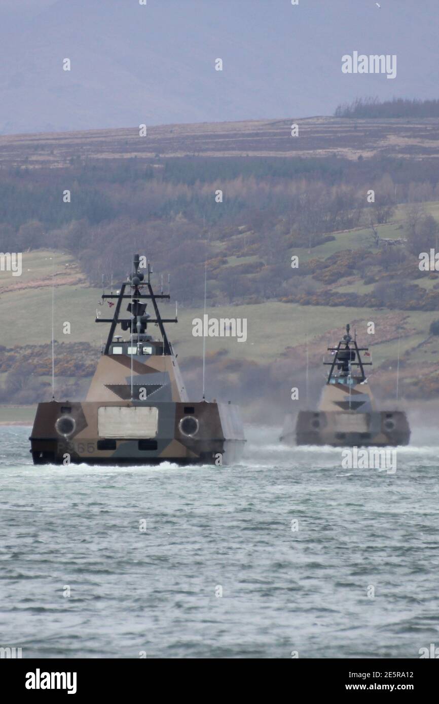 Zwei Skjold-Klasse Korvetten der Norwegischen Marine, mit KNM steil (P963) Führung KNM Gnist (P965) vorbei Greenock beim Start von Joint Warrior 13-1. Stockfoto